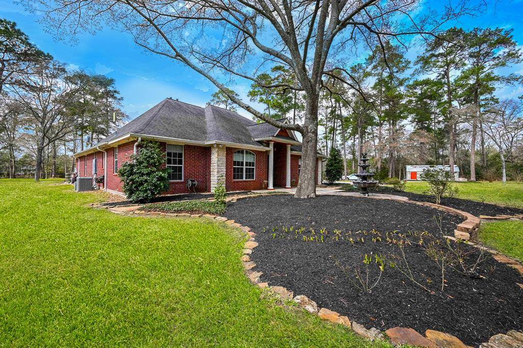 New Landscaping & Irrigation with sidewalks. If you zoom in you have a workshop for crafts.