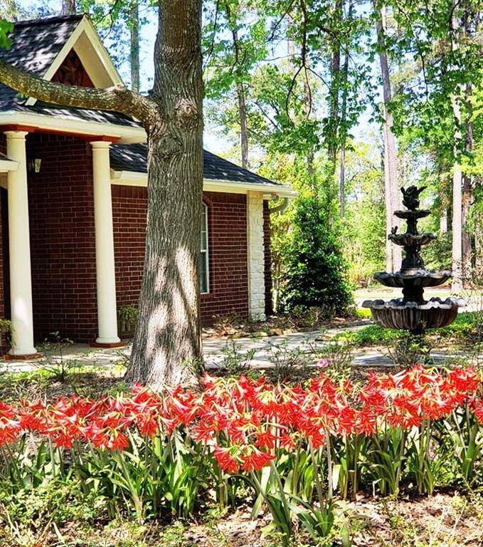 Roses and flowers are in full bloom! All colors go with the english gardens.