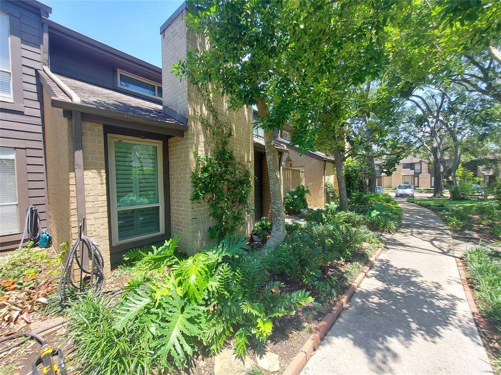 Nestled in the heart of Clearlake you will find townhome living is the ultimate low maintenance for that on the go family!