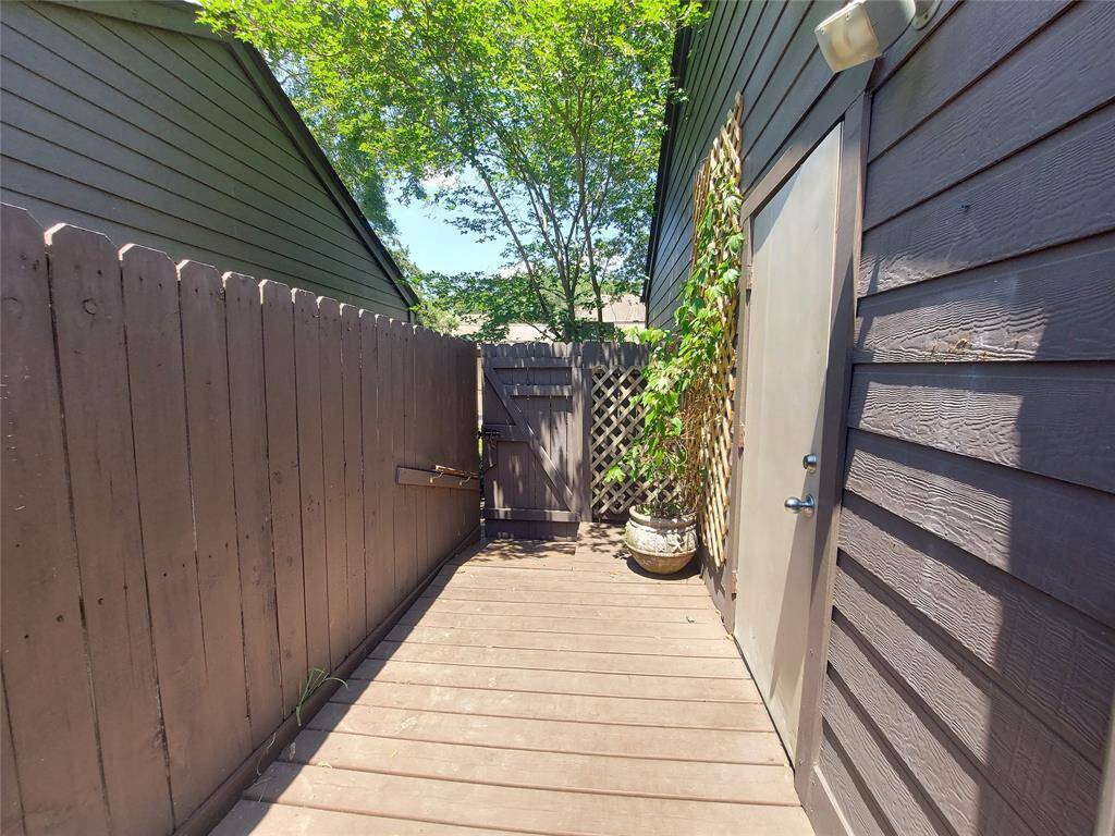 The walkway to the back entrance and the two car garage side door is perfect for carting groceries in and out of the vehicle !