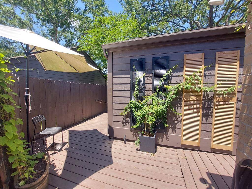 Here are two more trellis potted plant for your pleasure on the private patio!