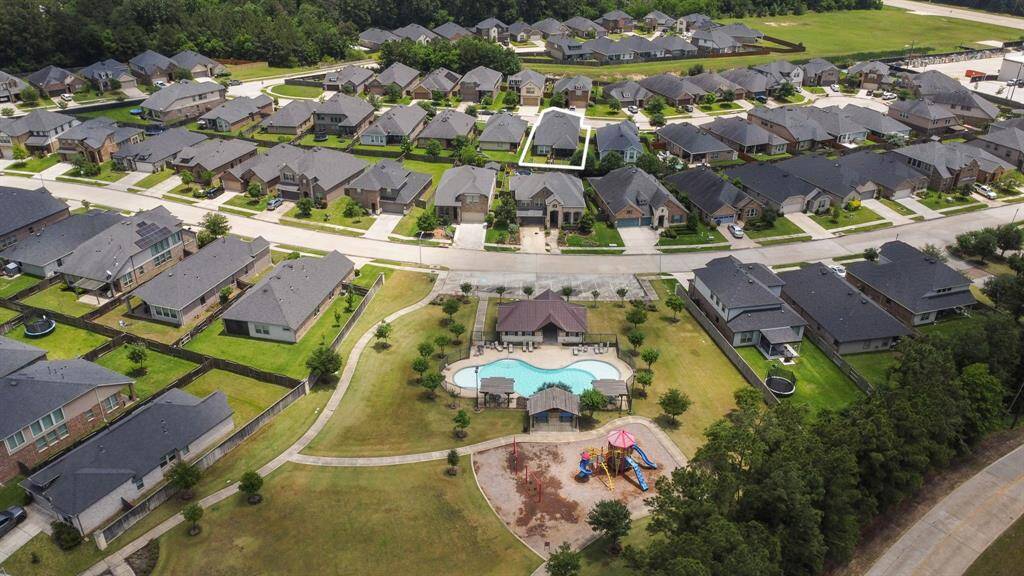Proximity to park, pool and club house
