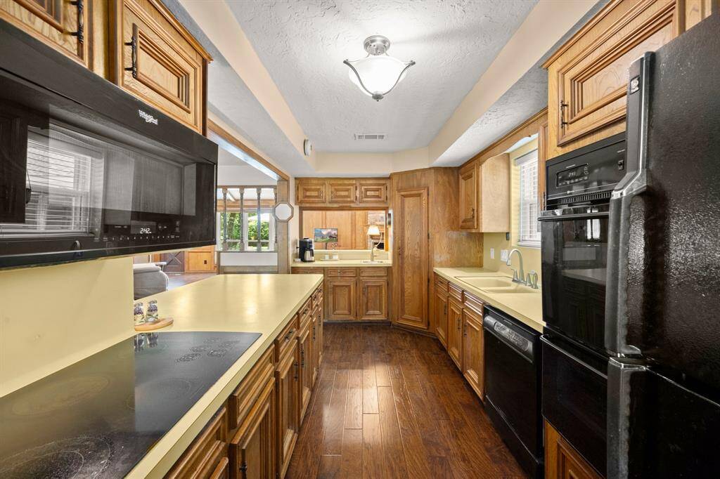 Double ovens, microwave and a glass cooktop provide everything needed for delicious family suppers.