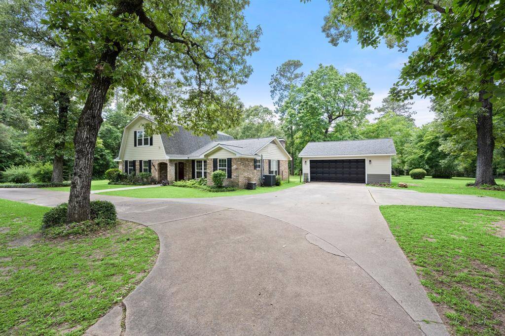 A nice looking 2.5 car garage allow for parking and all the storage needed to live on an acre.