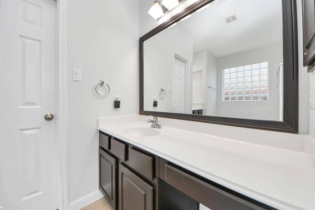 Stunning black and white counters and cabinets in the primary bathroom!