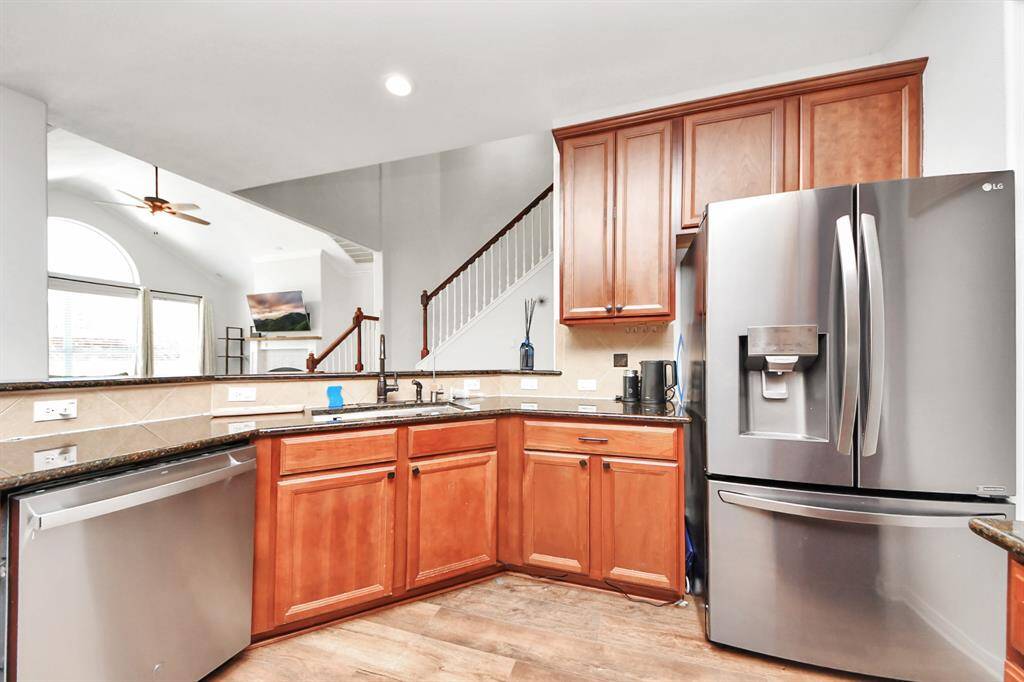 Tiled backsplash throughout the kitchen!