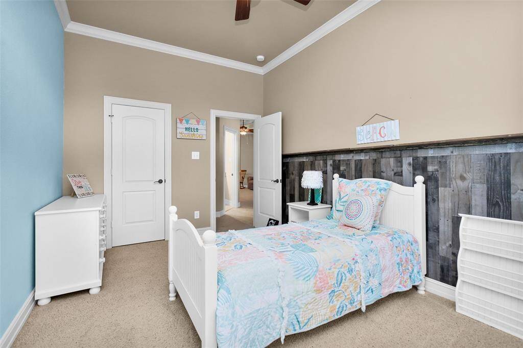 Cozy second bedroom.