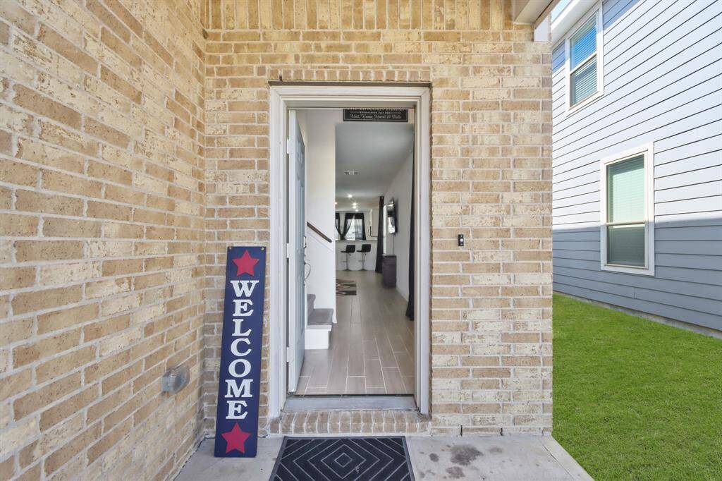 This gorgeous home has an inviting entrance that welcomes your family, friends, and guests.