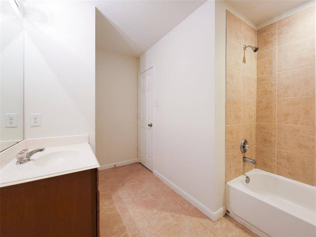 Secondary bathroom. Upstairs.