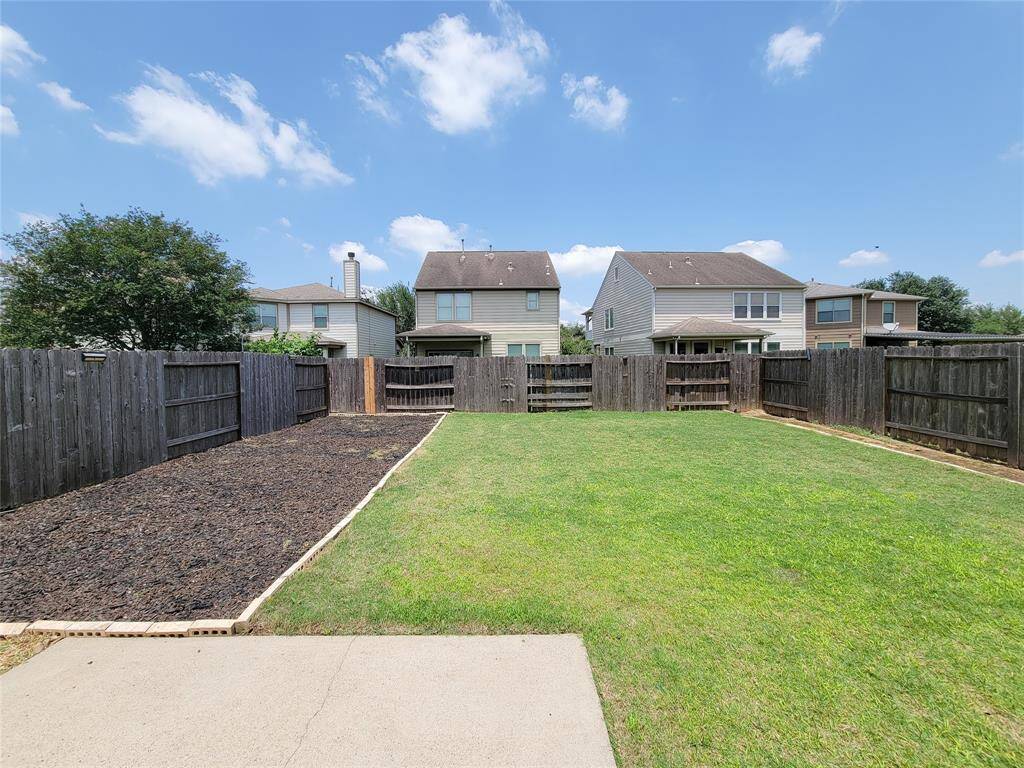 Nice size backyard.