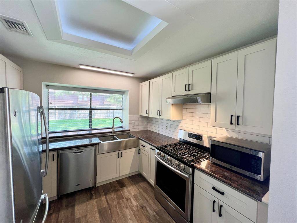 Gas range and ample storage
