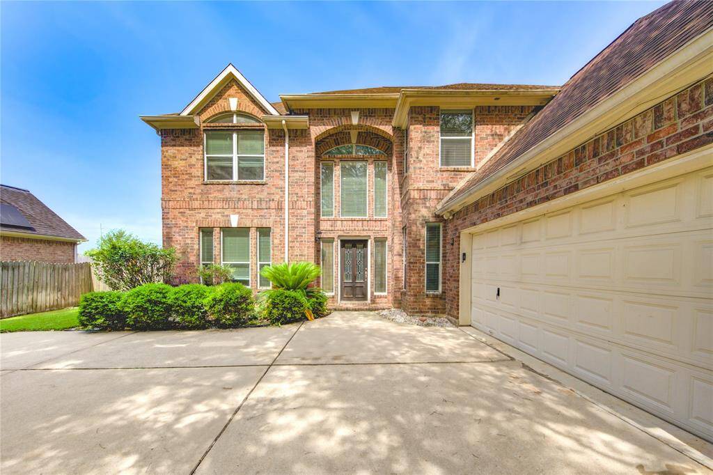 Front Entryway w/ two car garage