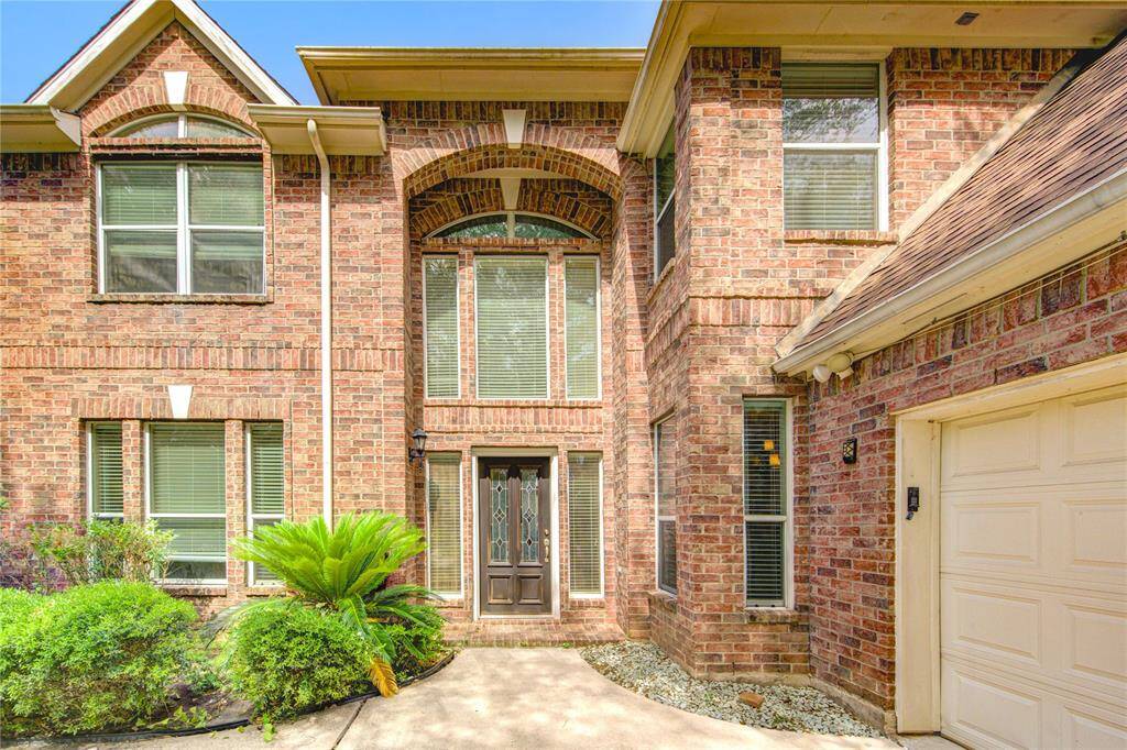Front Entryway w/ two car garage