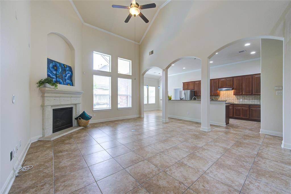 Open floor plan connects the living room, kitchen & breakfast area. All of them with an excellent view of the backyard and pool.
