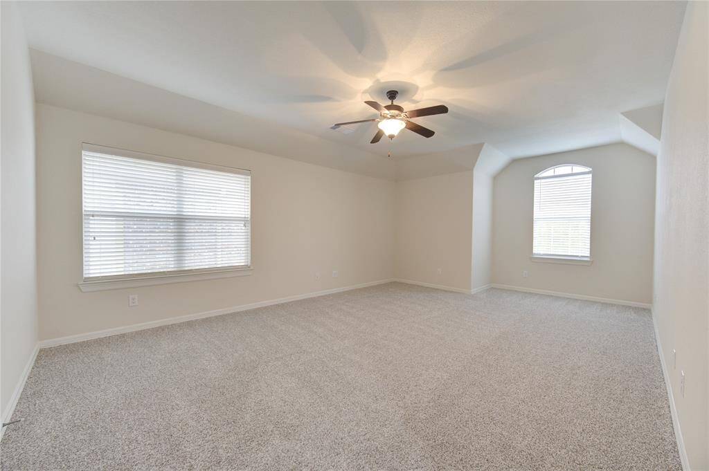 Huge Game room will the THE PLACE for your family. Convert it in a play area, gym or medio room if you want.