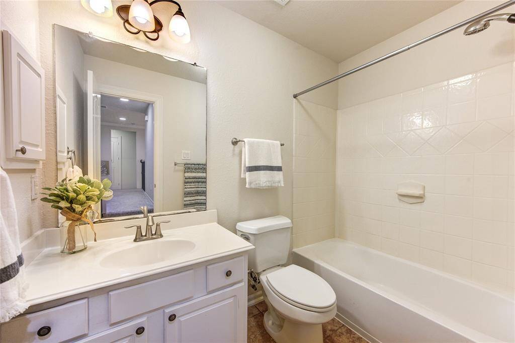 A full bathroom is shared by the game room and one of the secundary rooms.