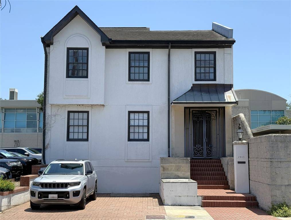 Are you looking for a home with a lot of room? You have found it! Cookie/ice cream/coffee shop right next door!