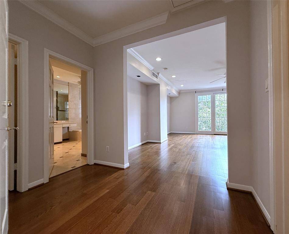 The primary bath is near to the entry.