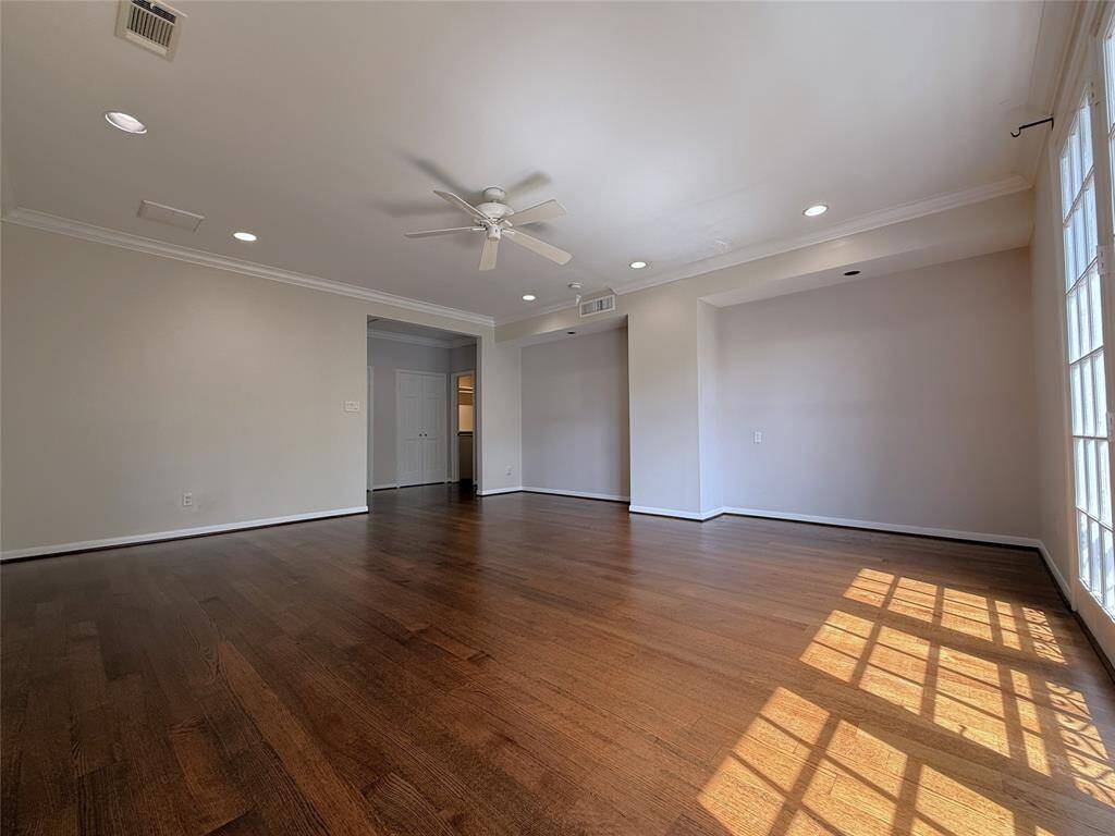 Ceiling fan and recessed lighting.