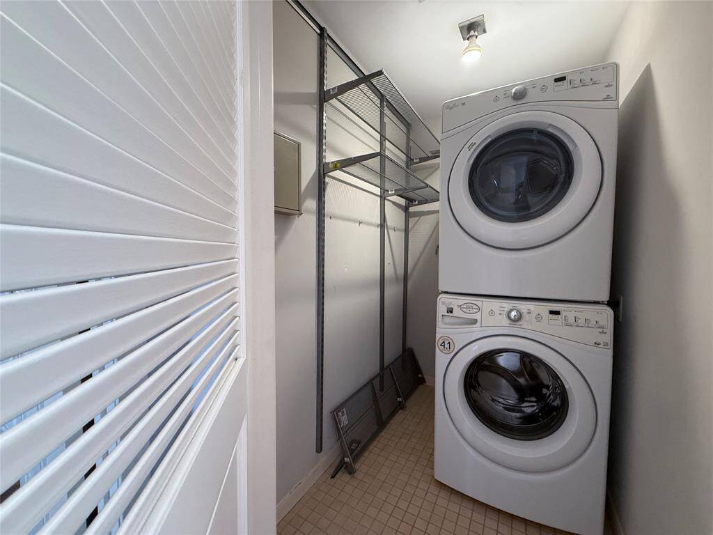 Washer/dryer included!