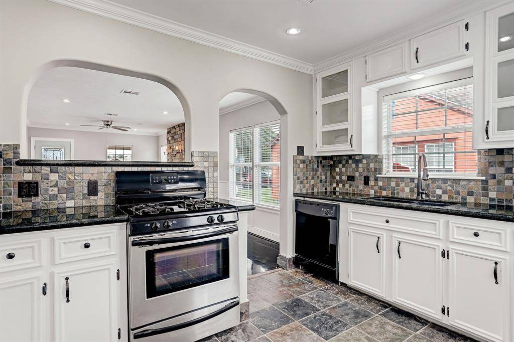 THE WELL PLACED ARCHES ADD SUCH A SWEET TOUCH TO THE INTERIOR OF THIS ABODE!