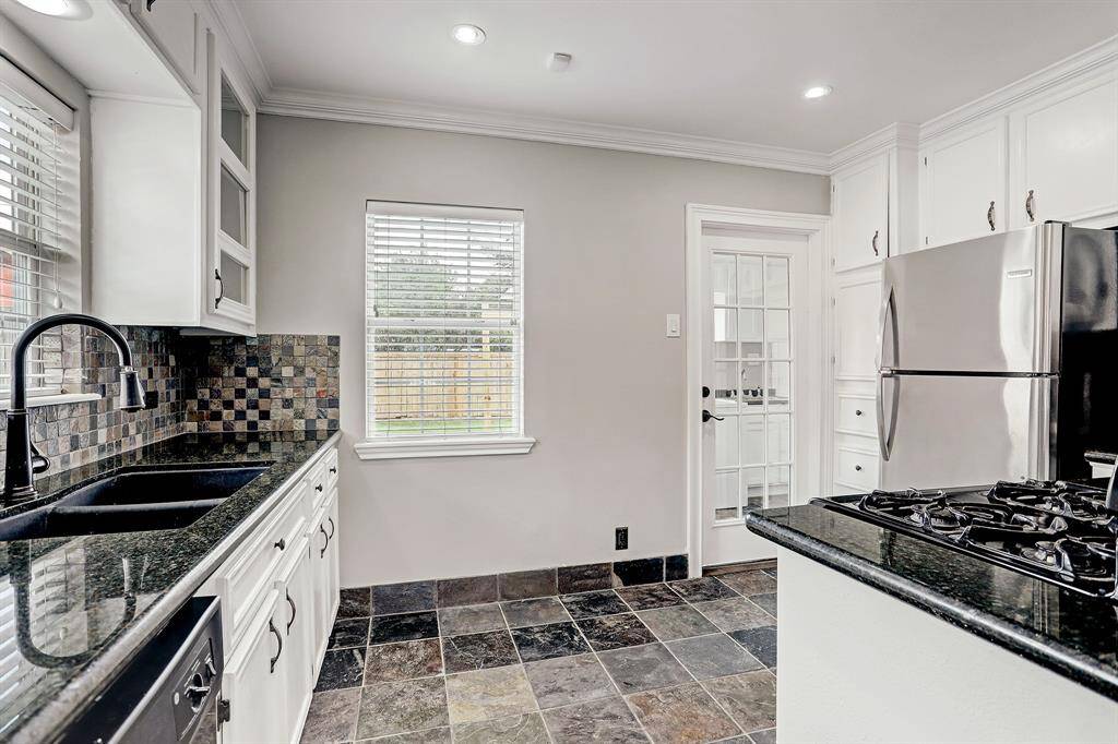 PRIMARY BEDROOM FEATURES A CEILING FAN, CROWN MOLDING AND 2 CLOSETS!