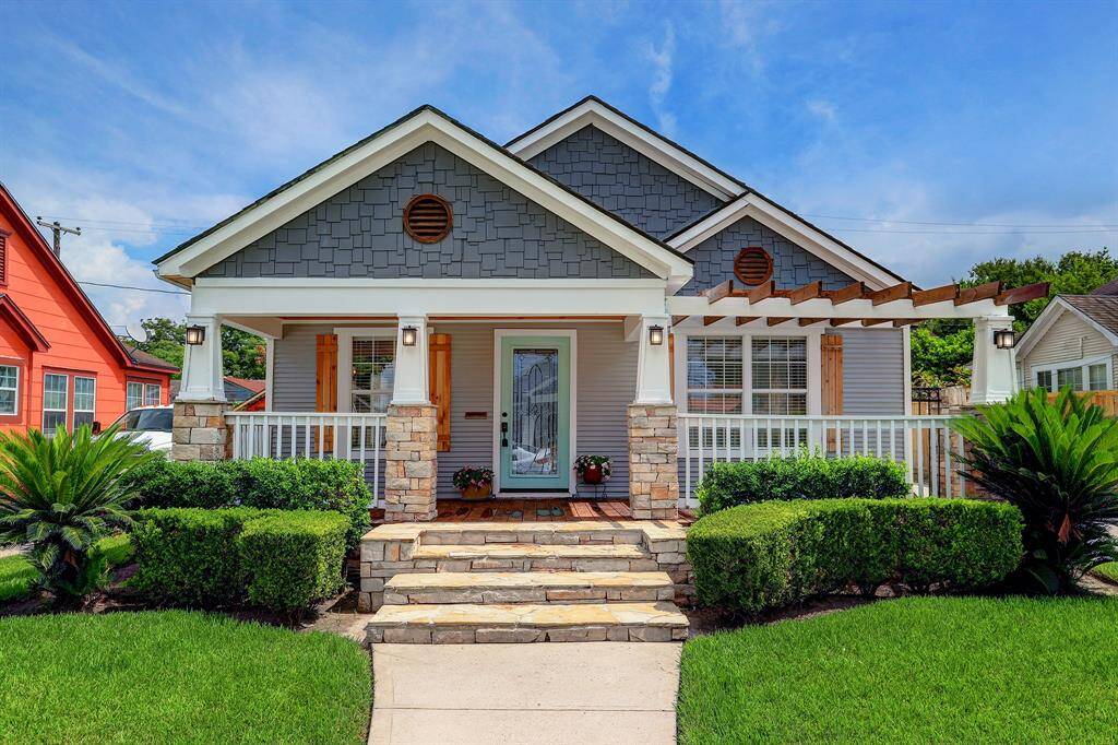 SUCH PRECIOUS CURB APPEAL GREETS US AT ENTRY! HOME IS LOCATED NEAR THE "HEART OF HOUSTON" & A STONE'S THROW FROM THE FUN EVENTS & HAPPENINGS IN H-TOWN! JUST MINUTES FROM DOWNTOWN, THE GALLERIA & UPTOWN! HOP ON THE NEARBY RAIL!
