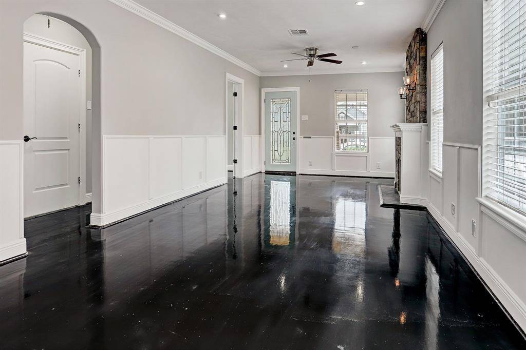 CEILING FANS, CROWN MOLDING AND LUSCIOUS HANDSOME HARDWOODS ADORN THIS LOVELY HOME!