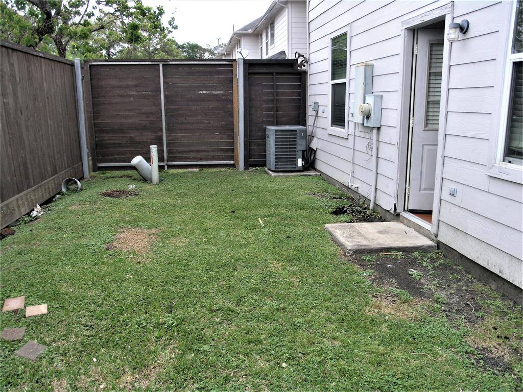 Nice backyard space to BBQ and relax