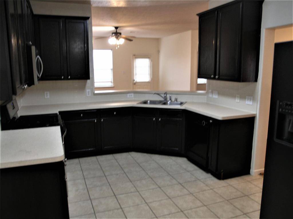 Very Open Kitchen, easy to cook and serve