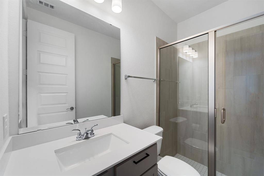 Private Ensuite bathroom in 1st floor guest suite