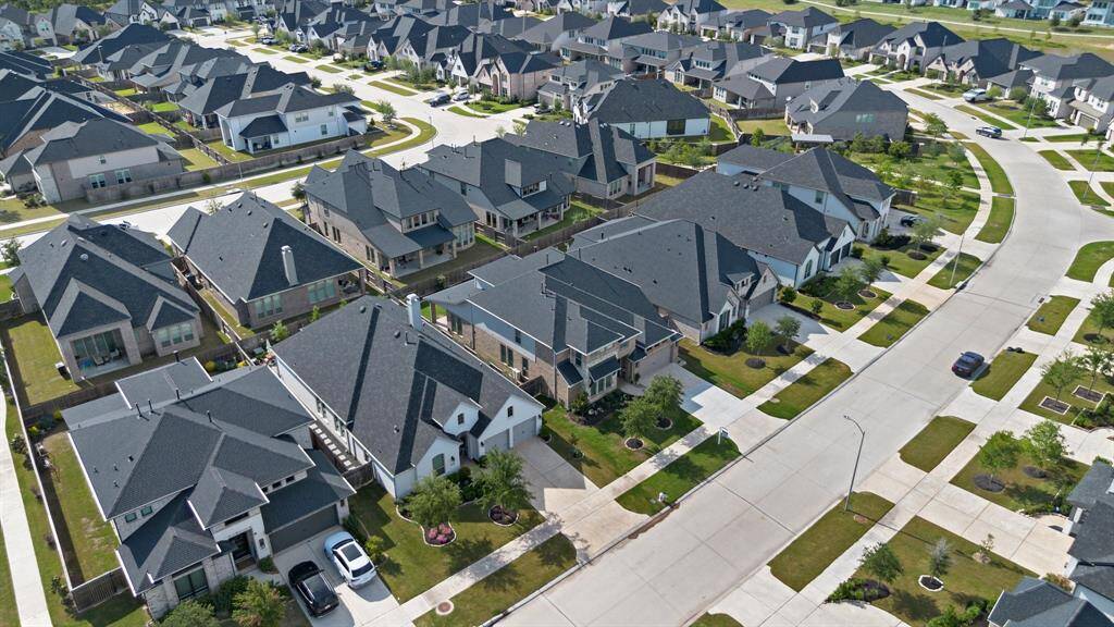 Master planned community. Elementary is walking distance to the right.