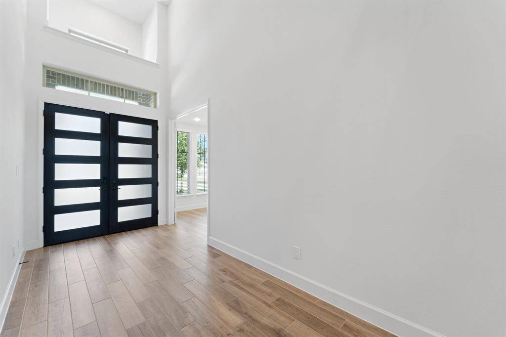 Bold double front door entrance. Quick access to the office space.