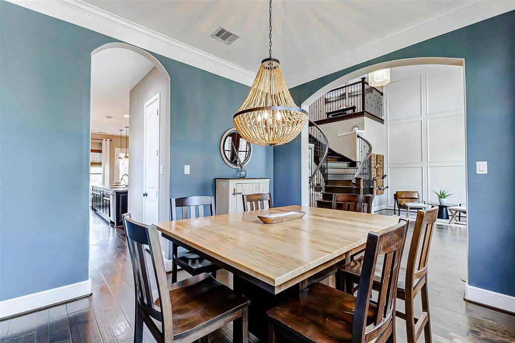This generously sized diningarea easily accommodates alarge table and chairs, offeringthe perfect setting for hostingmemorable gatherings andcelebrations.