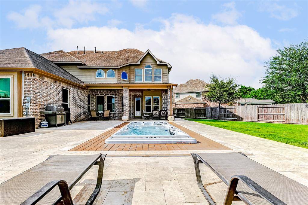 Expansive decking stretches across the backyard, offering endless possibilities for outdoor enjoyment—set up a game of cornhole, fire up the grill, or seamlessly move between the covered patio and open lounge areas. It’s the perfect setup for effortless entertaining and relaxation.