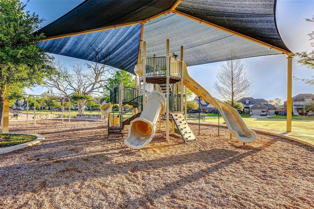 Children at Fulbrook on FulshearCreek have their own shadedplayground. Take a moment tounwind and appreciate naturewhile the kids enjoy outdoorplaytime.