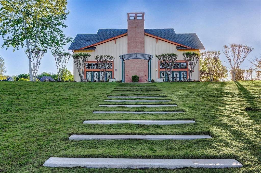 Whether it's enjoying leisurelypicnics with family and friends,attending community eventssuch as outdoor concerts ormovie nights under the stars, orsimply relaxing and soaking inthe natural beauty, theamphitheater fosters a sense ofcommunity and enjoyment. Justahead is the gorgeousclubhouse.