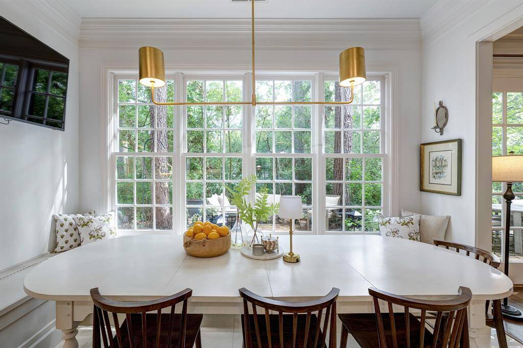 Entertaining is easy in this kitchen!