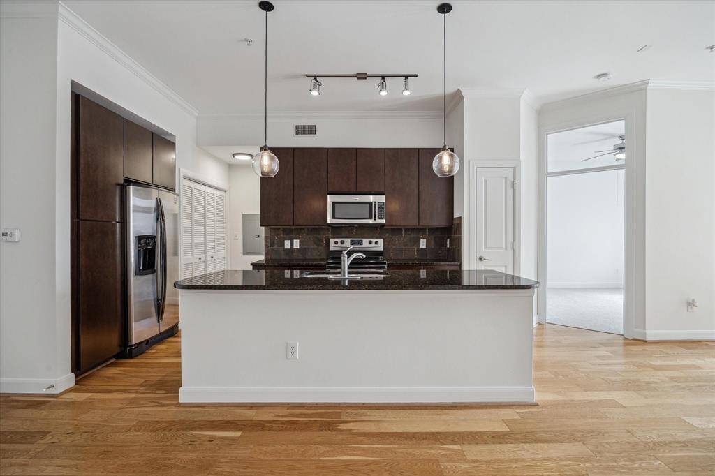 Open kitchen w custom modern cabinets, granite counters & LED lighting