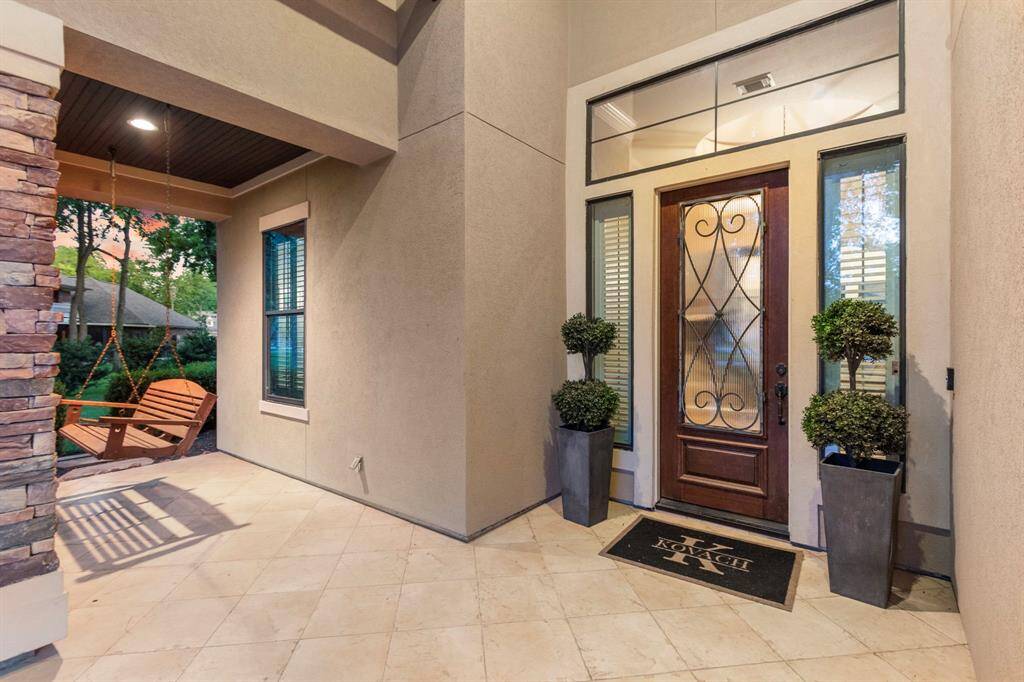 This welcoming front porch alludes Southern sophistication.