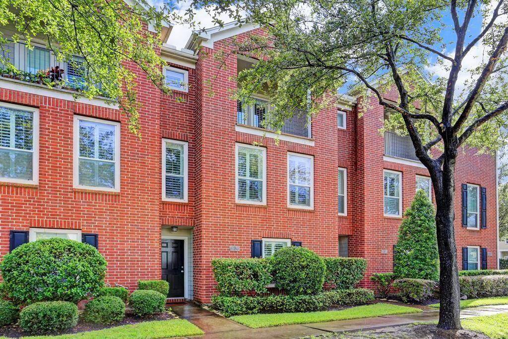 Memorial Heights is a cozy townhome community within walking distance to parks, restaurants, and groceries!