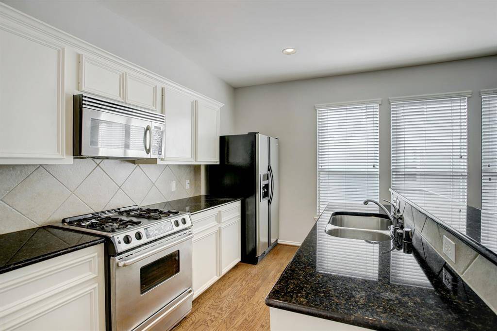 All stainless steel appliances including a 4-burner gas range!