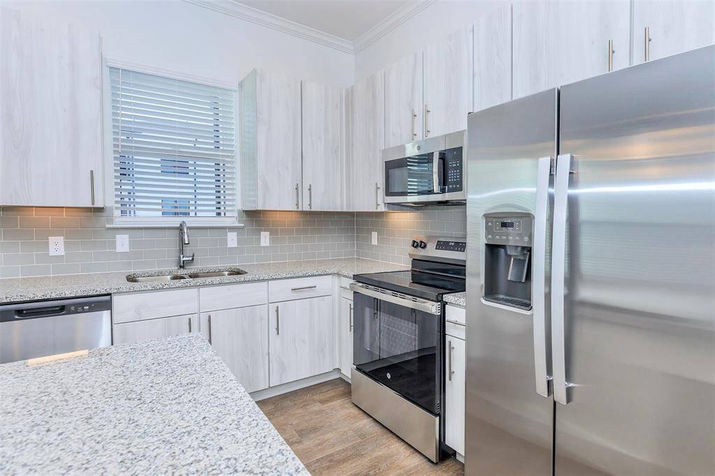 Kitchen island with breakfast bar, SS appliances, granite countertops