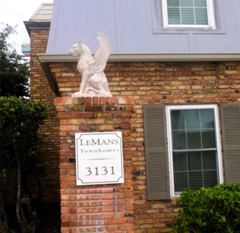 Small 54 unit condo community conveniently located minutes from Downtown, the Galleria, Medical Center, and Upper Kirby.