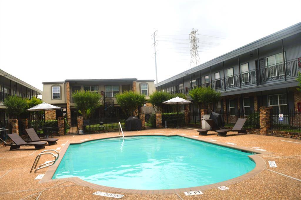 Enjoy a community clubhouse, landscaped walkways, a lovely pool, and a poolside grilling area