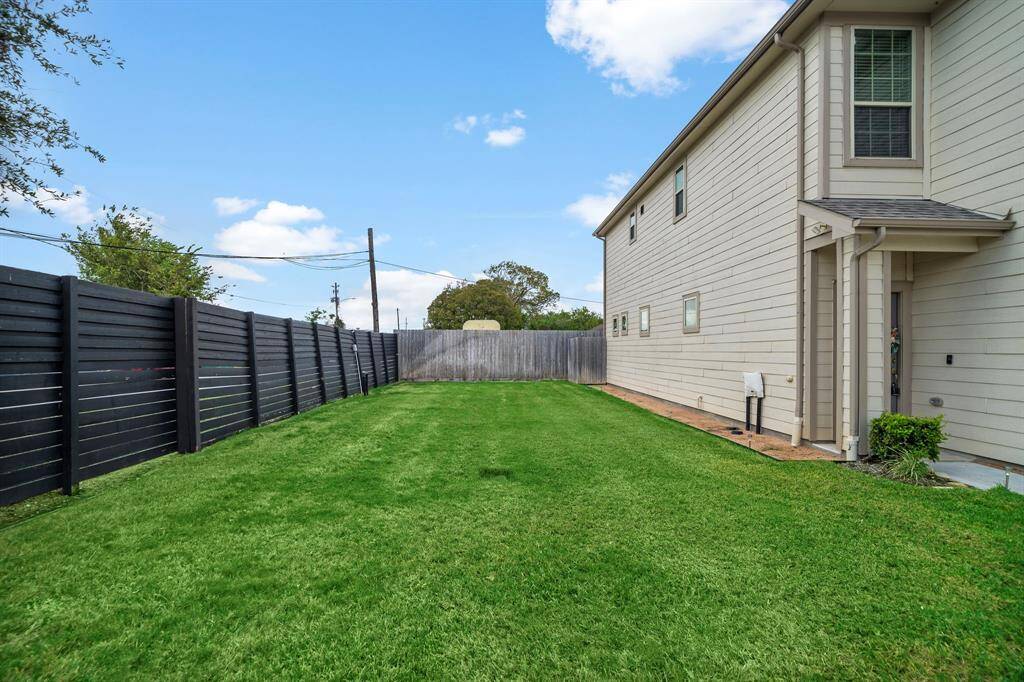 Side yard maintained by the HOA