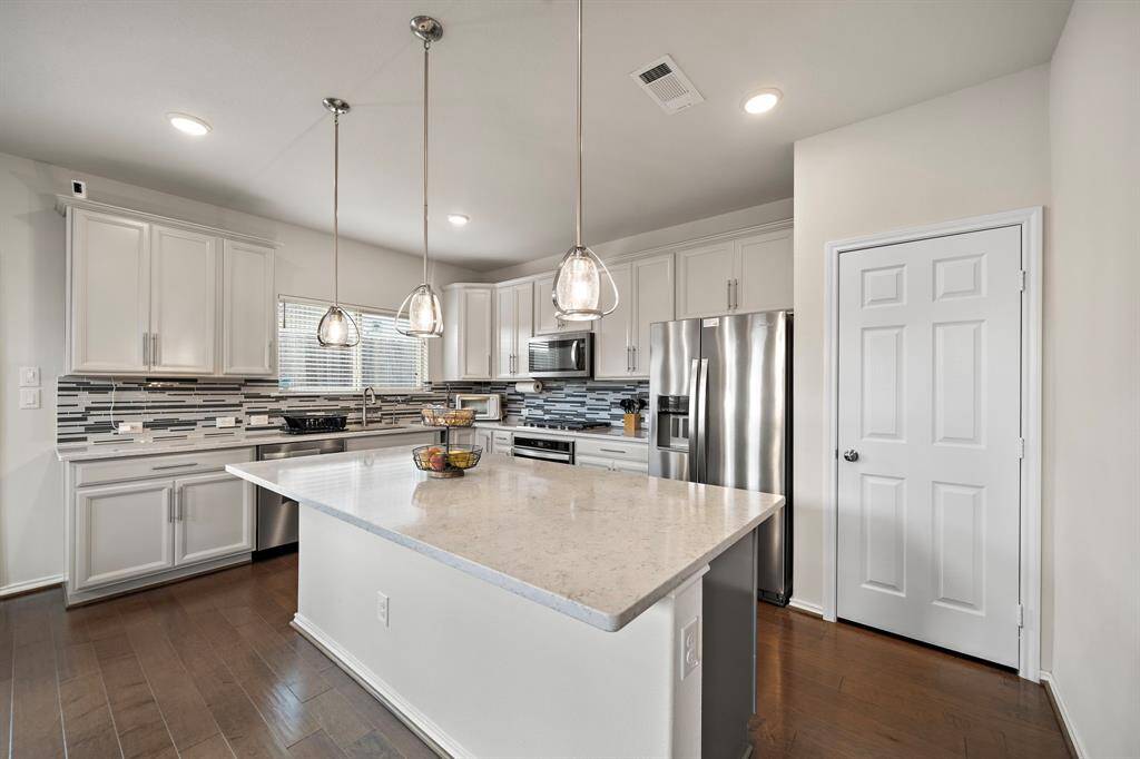 Kitchen (Appliances included!)