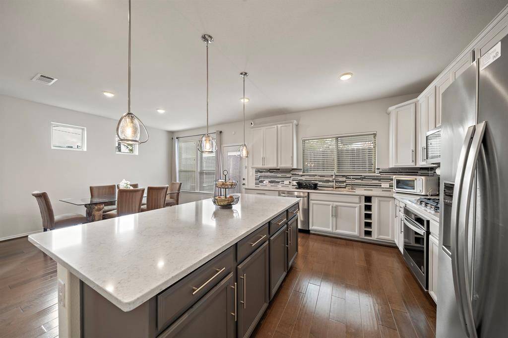 Kitchen (Appliances included!)
