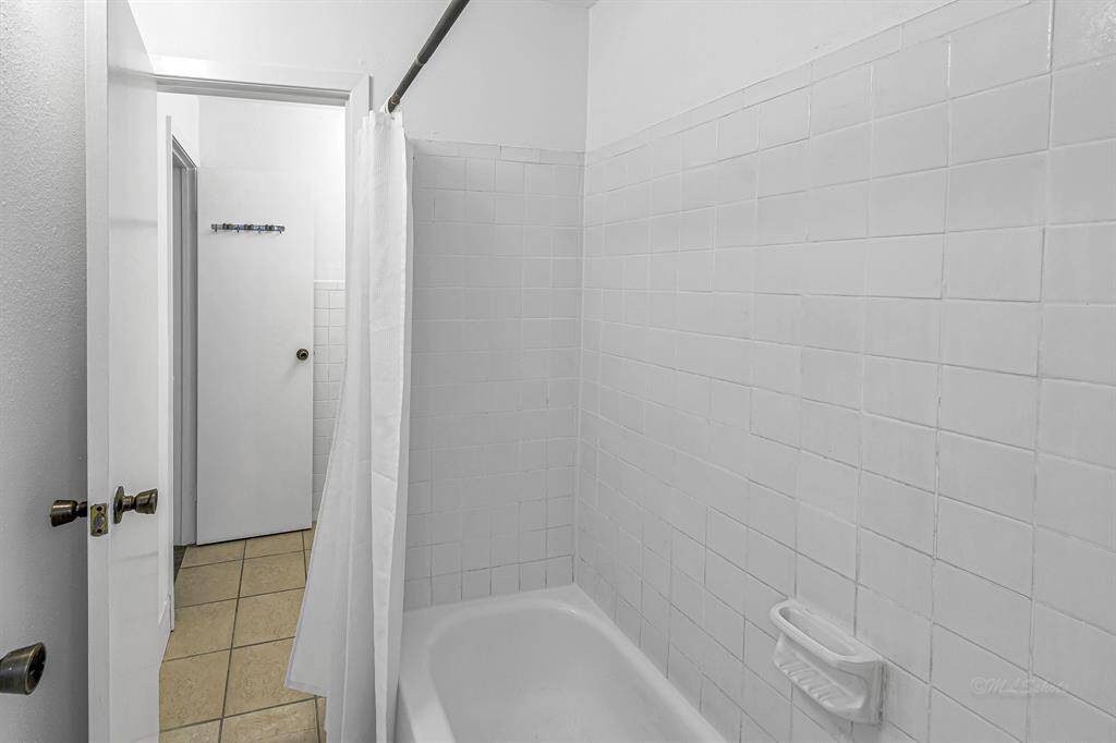 Tub with Shower