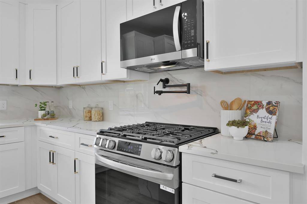 Gas stove and a pot filler